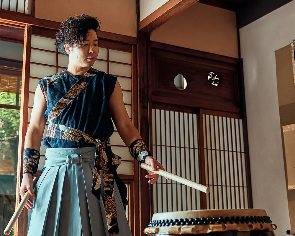 Experimente los instrumentos musicales japoneses tradicionales como acento en su viaje a Japón